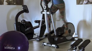 Een sportschool met trainingsapparatuur, een kettlebell en een medicine ball.