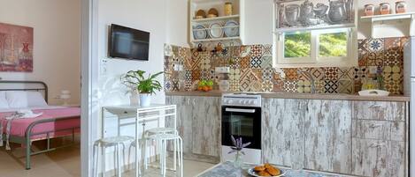 Réfrigérateur, micro-ondes, four, cafetiÚre/bouilloire