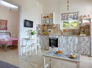 Fridge, microwave, oven, coffee/tea maker