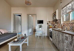 Refrigerador, microondas, horno y cafetera y tetera 