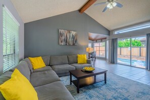 تلفزيون ذكي، مدفأة، ألعاب فيديو، برامج وأفلام نتفليكس