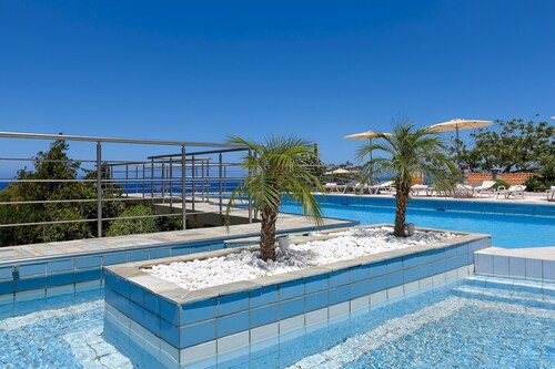 Cozy pool front apartment with sea view (Elia)