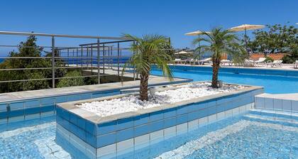 Cozy pool front apartment with sea view (Elia)
