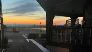 Une promenade en bord de mer offrant une vue sur l’océan, avec un bâtiment doté d’une terrasse.