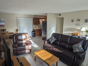 TV, lettore DVD, libri, videoteca