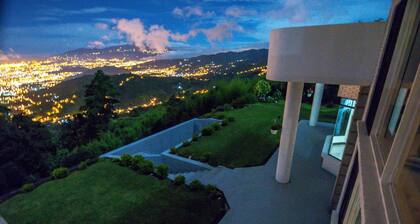 Berghaus mit Blick auf das Tal von San Jose
