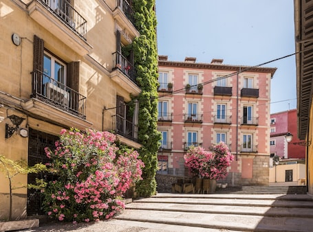 Exterior. Stunning 2 Bed near Royal Palace!