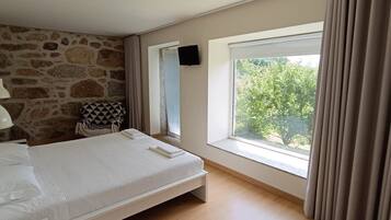 3 slaapkamers, een strijkplank/strijkijzer, gratis wifi, beddengoed