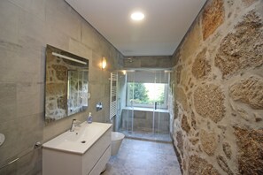 Shower, towels - Villa with private pool near Gerês (Terras de Bouro)