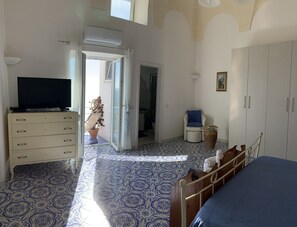 2 bedrooms, in-room safe, iron/ironing board, free WiFi - Casa Rosetta: A terrace on the sea paradise of the Amalfi Coast (Praiano)