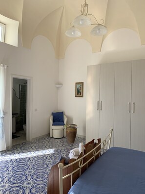 2 bedrooms, in-room safe, iron/ironing board, free WiFi