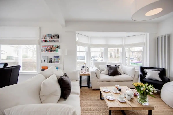 Smart TV, fireplace, stereo