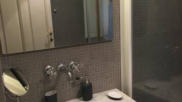 Douche, sèche-cheveux, bidet, serviettes fournies