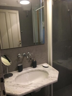 Dusche, Haartrockner, Bidet, Handtücher