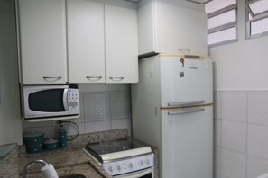 Panoramic Duplex | Private kitchen | Full-size fridge, microwave, oven, toaster - Pé na areia do Guarujá - Praia do Tombo (12F) (Guarujá)