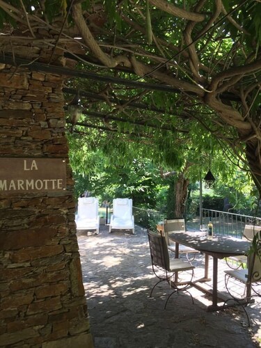 Pretty apartment with pool in stunning stone house in large quiet garden