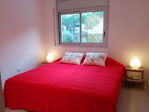 6 bedrooms, desk, iron/ironing board, free WiFi