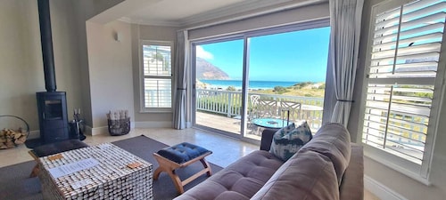 Cape Town Townhouse. Panoramic Sea & Mountain Views. Beach 50m. Spectacular!