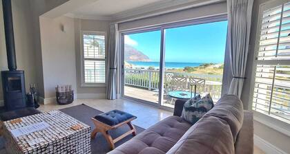 Cape Town Townhouse. Panoramic Sea & Mountain Views. Beach 50m. Spectacular!