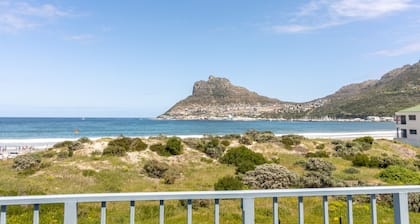 Cape Town Townhouse. Panoramic Sea & Mountain Views. Beach 50m. Spectacular!