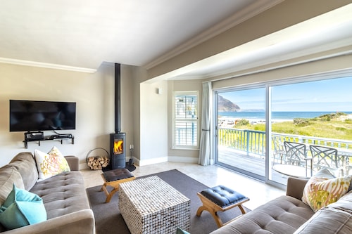 Cape Town Townhouse. Panoramic Sea & Mountain Views. Beach 50m. Spectacular!