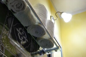 Standardværelse med 2 enkeltsenge - balkon - byudsigt | Badeværelse | Bruser, gratis toiletartikler, hårtørrer, håndklæder