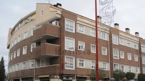 A multi-story building with a curved facade, featuring balconies and a ground-level entrance. - "EL TRASTERO" Penthouse, cozy, bright and quiet (Santa Marta de Tormes)
