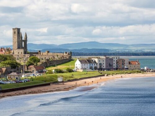 Historic Listed COTTAGE withCONSERVATORY & GARDEN centre of St Andrews sleeps 6