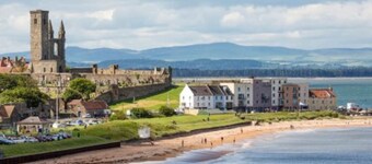 Historic Listed COTTAGE withCONSERVATORY & GARDEN centre of St Andrews sleeps 6