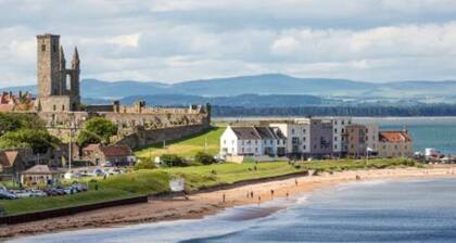 Historic Listed COTTAGE withCONSERVATORY & GARDEN centre of St Andrews sleeps 6