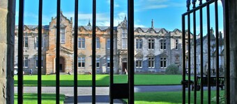 Historic Listed COTTAGE withCONSERVATORY & GARDEN centre of St Andrews sleeps 6