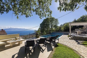 تناول الطعام بالخارج