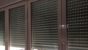 A window with horizontal blinds and a visible handle. - Alicante center, beach and lively area Wifi Air-conditioning (Alacant)