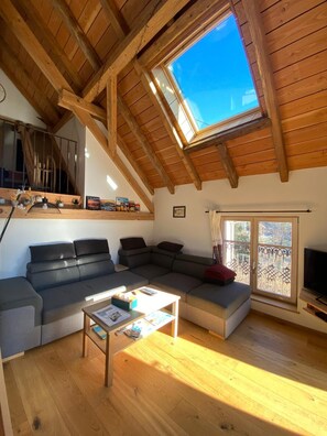 Televisie, een open haard en een stereo