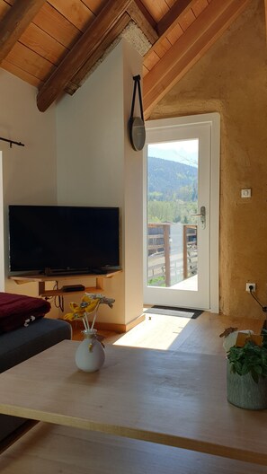 Televisie, een open haard en een stereo