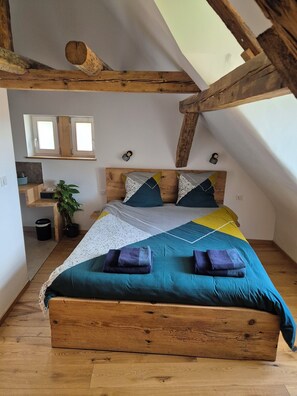 1 habitación, tabla de planchar con plancha y cuna de viaje