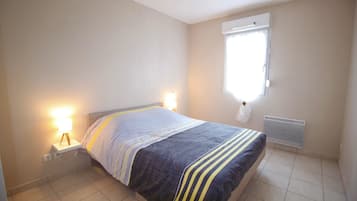 1 slaapkamer, een strijkplank/strijkijzer, reisbedje, gratis wifi