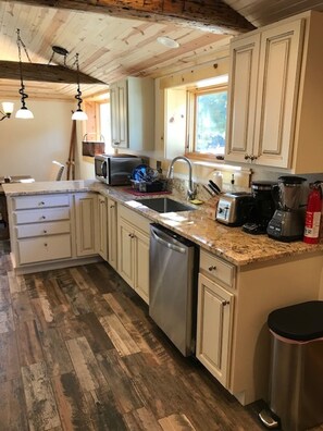 Fridge, microwave, oven, stovetop - East Eldora - Easy Access, Close to Ski Area, All New! (Nederland)