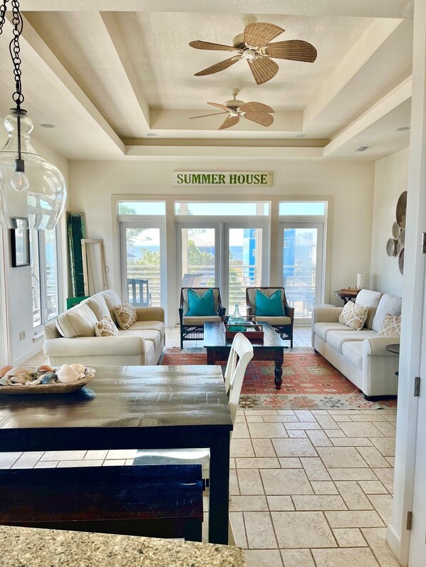 Smart TV, chimenea, libros y estéreo 