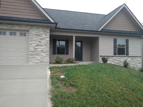 Exterior - New upscale vacation rental home with all available amenities (Knoxville)
