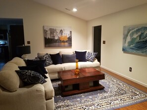 Living area - New upscale vacation rental home with all available amenities (Knoxville)