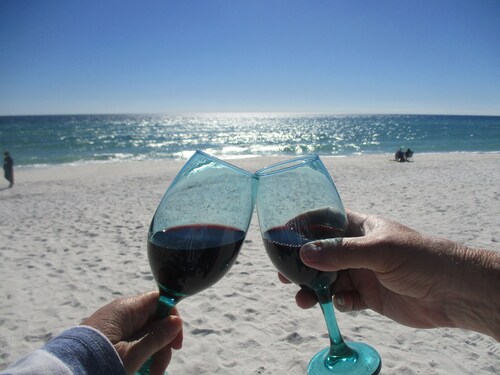 Romantic island getaway for 2-private beach, fishing pier, gorgeous sunsets!