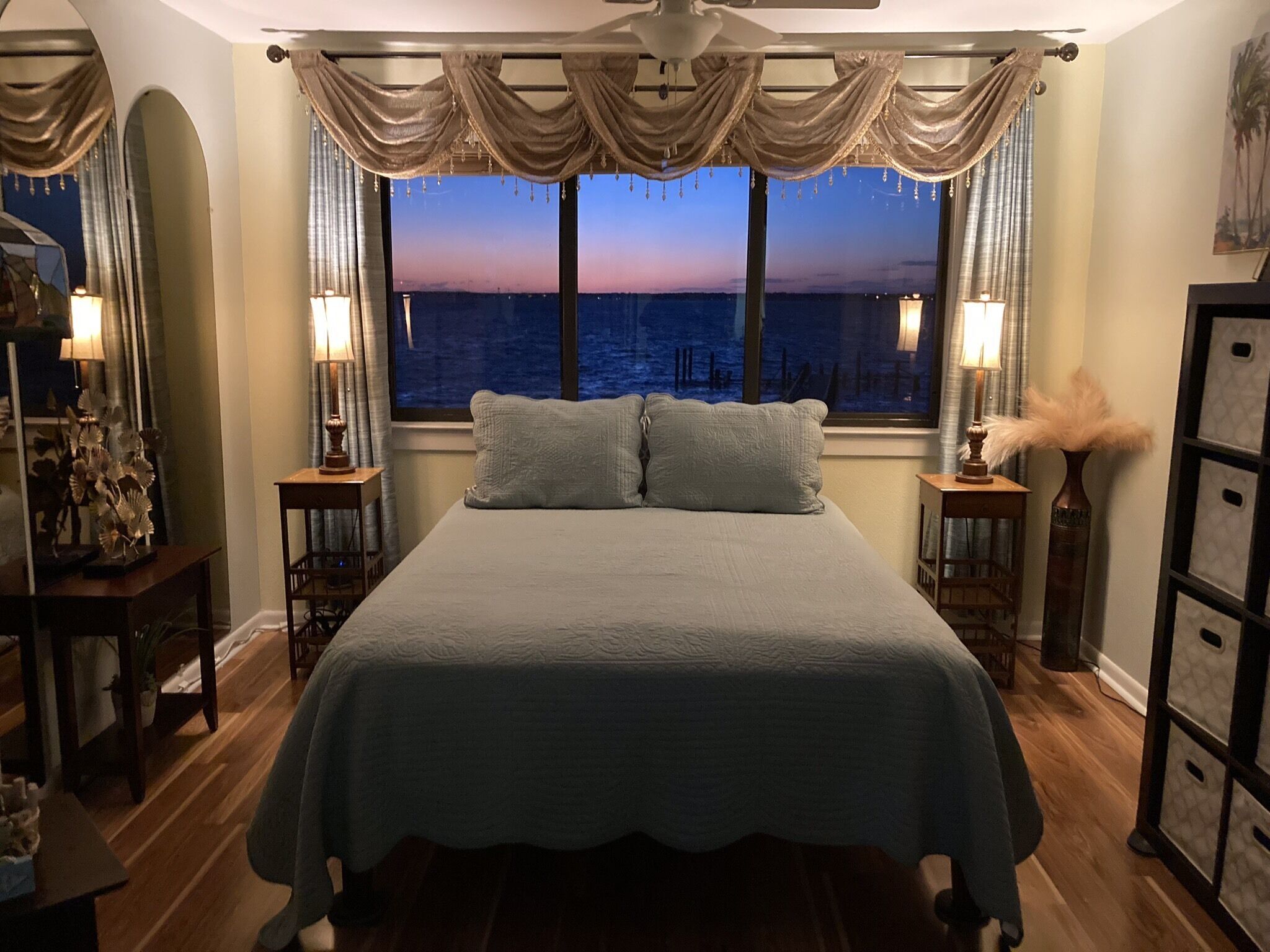 Cozy, comfy, Queen bed w beautiful view of the water, elegance & evening sunset.
