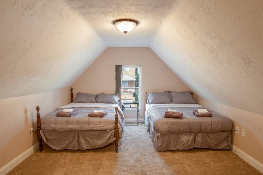 4 bedrooms, desk, iron/ironing board, travel crib