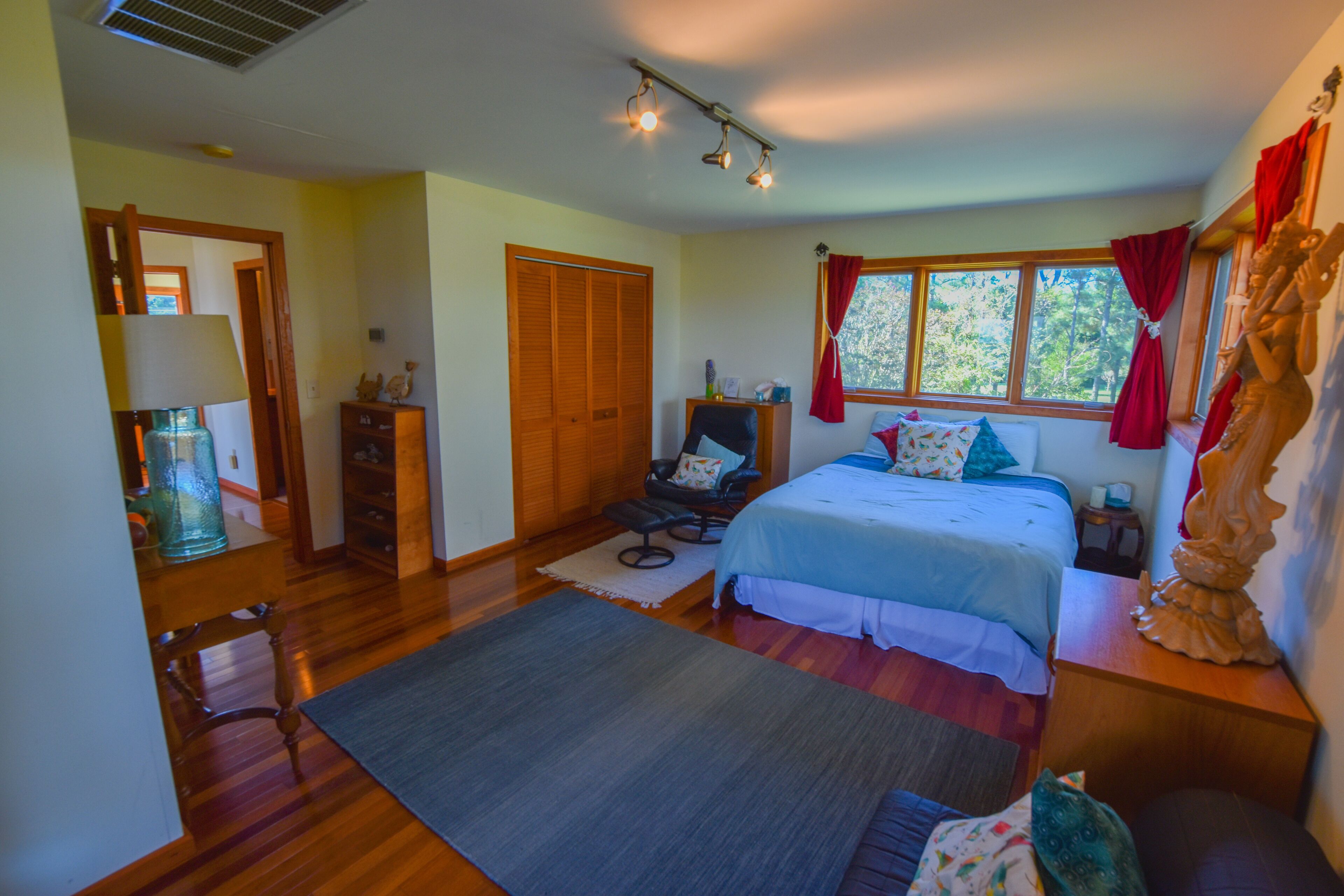 3 bedrooms, in-room safe, desk, iron/ironing board