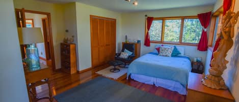 3 bedrooms, in-room safe, desk, iron/ironing board