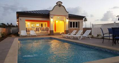 Villa de lujo 4BR en urbanización cerrada tranquila y segura cerca del aeropuerto, playas