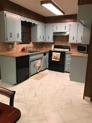 Fridge, microwave, oven, stovetop - CANTERBURY CABIN Cozy Cabin off the beaten path! (Hot Springs)