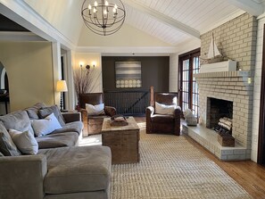 TV connectée, cheminée, lecteur de DVD, livres