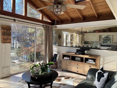 Stunning open plan huge kitchen on lake games rm bar firepit restaurants 4 beds